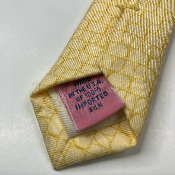 Vineyard Vines | Light Yellow Whale Logo Pattern Men's Necktie Imported Silk - Picture 4 of 5